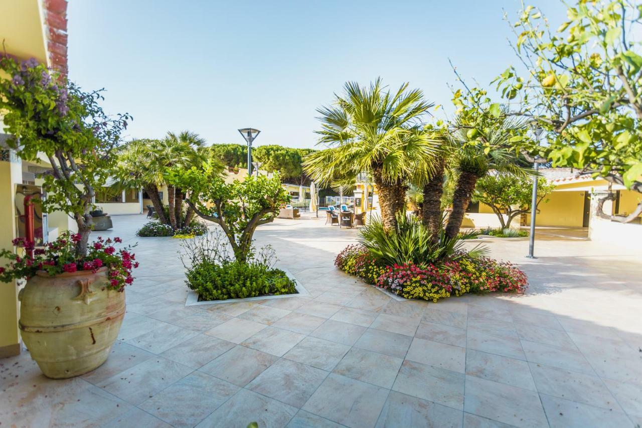 Hotel Fiore Di Maggio Villasimius Exterior photo